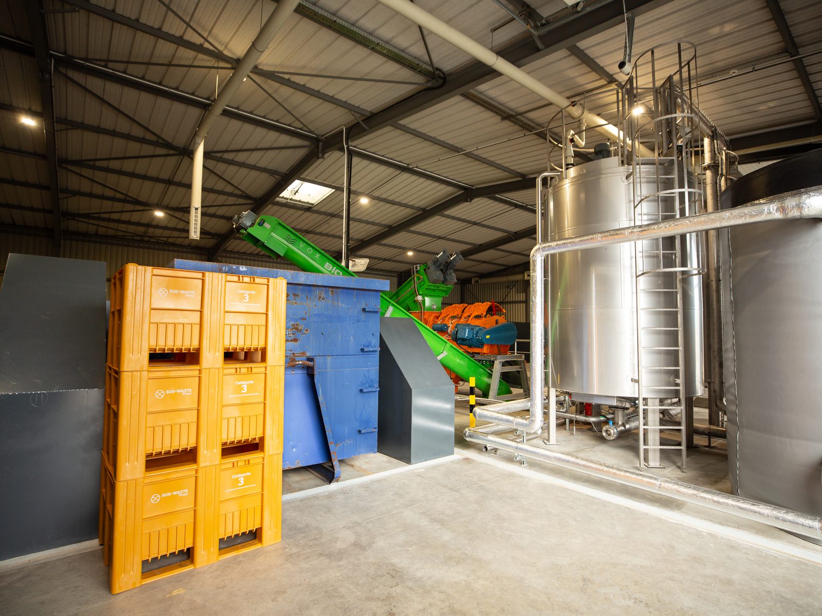 Le hall de traitement de Saint-Lys : caisses palettes, ligne de déconditionnement et cuves inox
