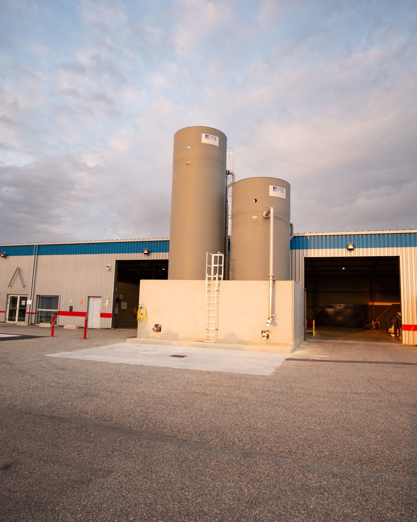 Le bâtiment Sud-Waste PROXI et ses silos au crépuscule